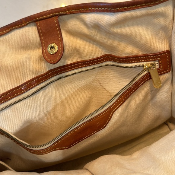 Louis Vuitton Handbag - Picture 9 of 11